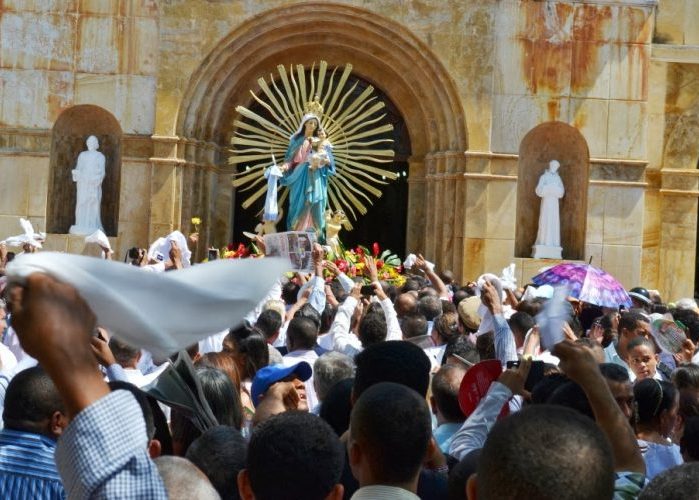 ¿Devotos o en busca de votos?