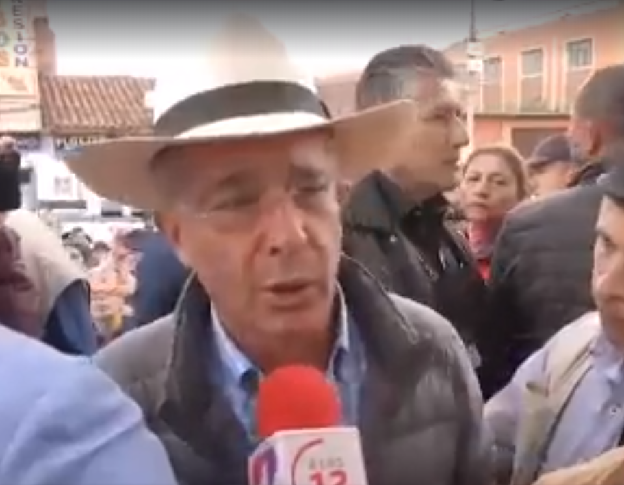 Video: la parada de Álvaro Uribe Vélez a un reportero de Noticias Uno