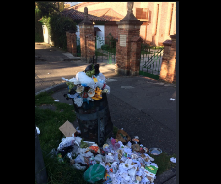 La basura llegó a las puertas de la casa de Peñalosa