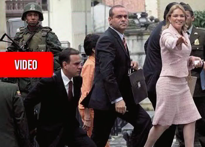 Mientras a Timochenko le tiran huevos, a Mancuso lo ovacionaron en el Congreso