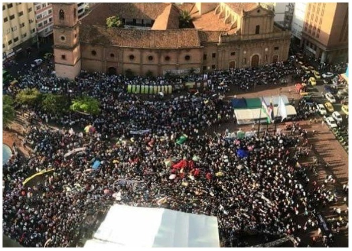 Frente a la gobernación del Valle, Petro llenó plaza