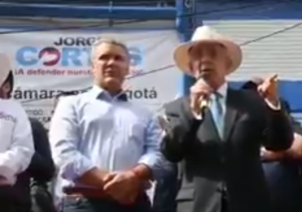 En pleno Sanandresito del sur de Bogotá, Uribe arremete contra Petro