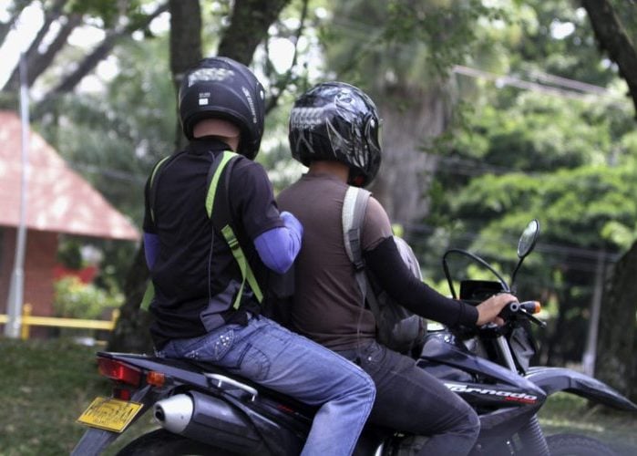 ¿Indagación penal por la prohibición del parrillero hombre en Bogotá?