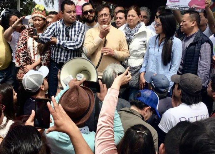 Petro con la maquinaria de a pie