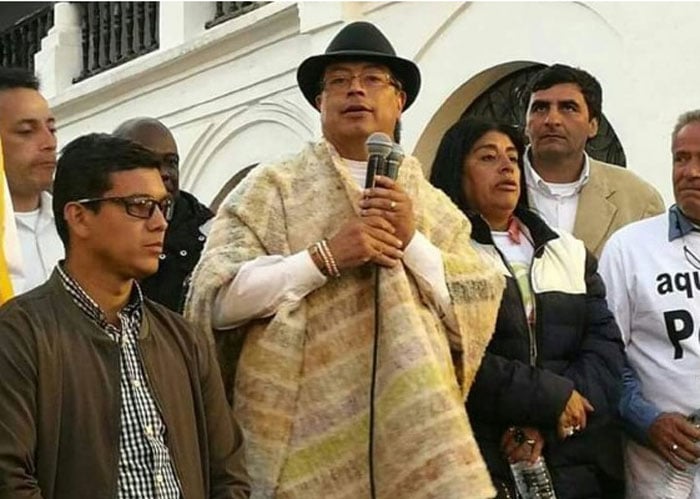 Le salió competencia a Don Jediondo: Petro vestido de boyaco