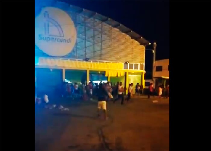 Video: 400 personas saquean supermercados señalados de ser de las Farc