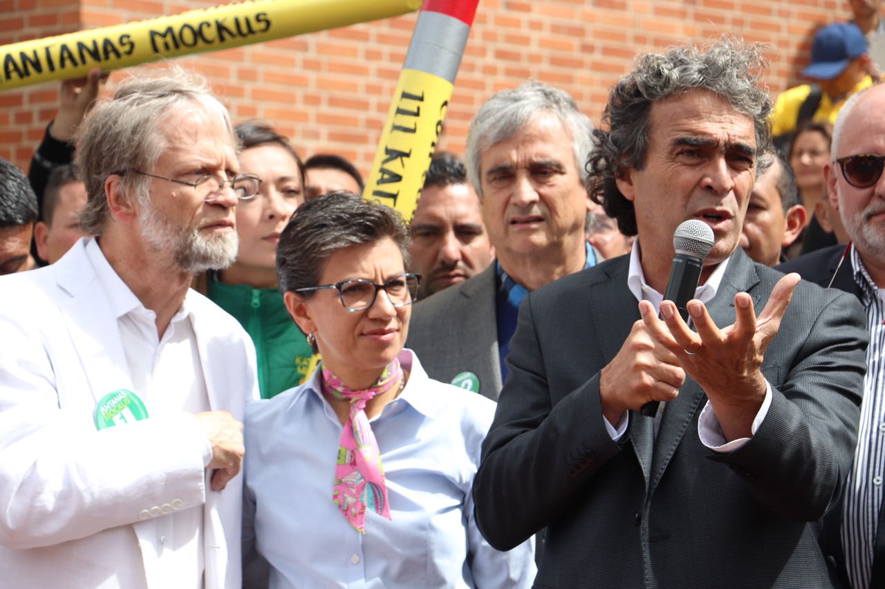 Rodeado de megalapices, Fajardo y Claudia López inscribieron la fórmula