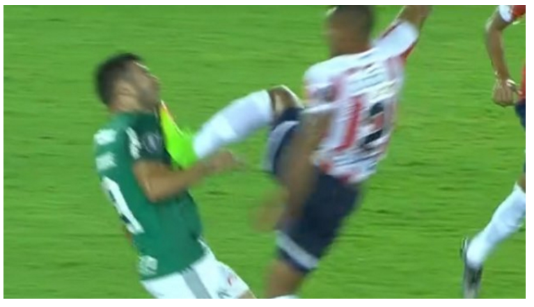 Video: Jugador del Junior da la patada más criminal de la Copa Libertadores