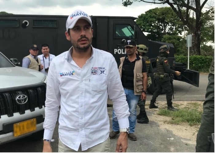 El candidato de Uribe que hace campaña en tanqueta blindada