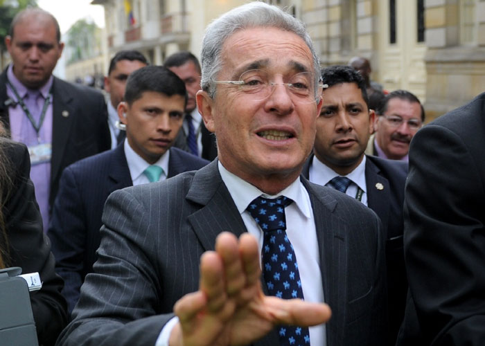 La fúnebre ridiculez de un tal Álvaro Uribe