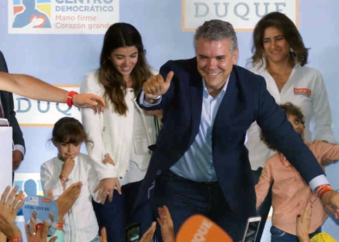 Solo gente bella rodea a Iván Duque