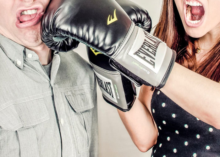 Entre política y trompadas