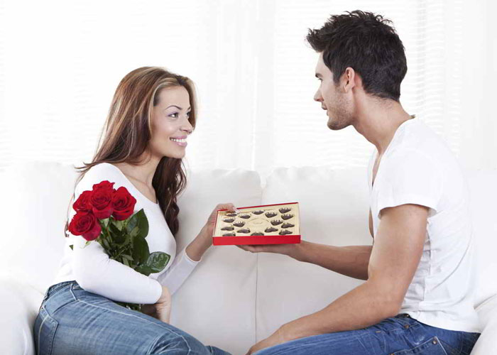 парень дарит конфеты. конфеты в коробке. мужчина дарит шоколад. парень дарит девушке цветы и конфеты. парень дарит девушке подарок.