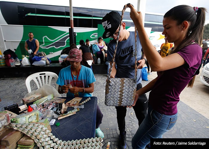Cuando la plata ya no vale: billetes venezolanos convertidos en carteras