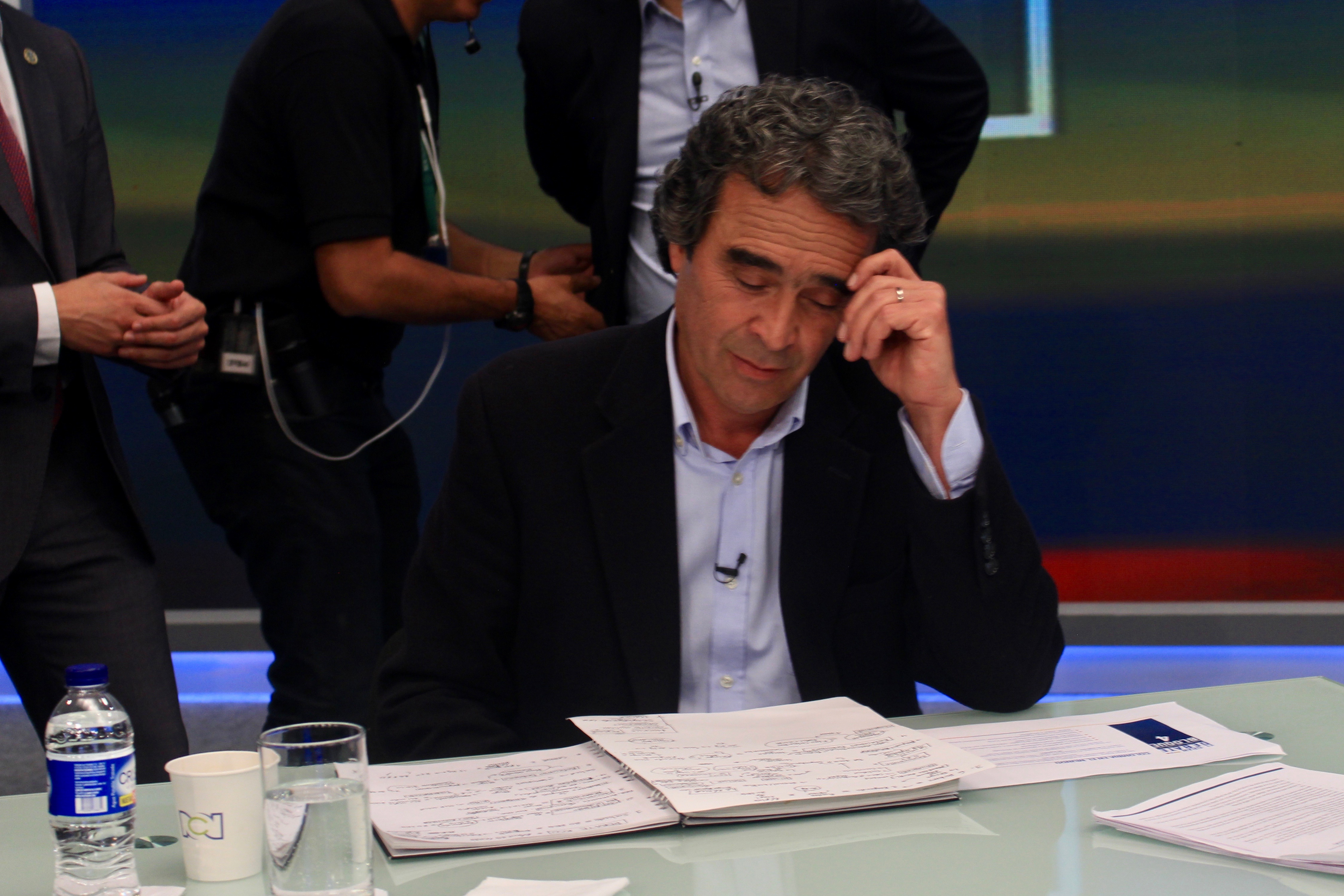  - [FOTOS]: Lo que no se vio en el debate presidencial de RCN