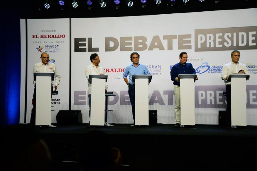 “Controlen a esa gente” el público se desboca en el debate presidencial en Barranquilla