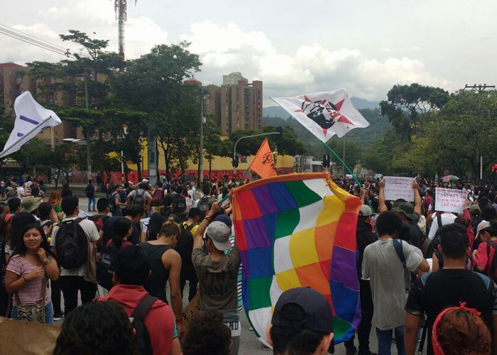 Estudiantes se movilizan en Medellín pidiendo calidad en la educación