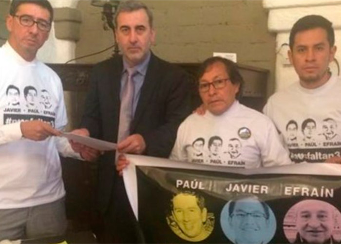 Los familiares de los periodistas asesinados le exigen una explicación a Santos