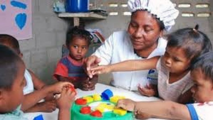 Las madres comunitarias: heroínas del trabajo y cuidadoras de la niñez colombiana