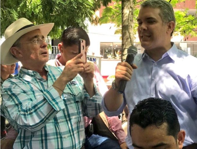 En más que el teflón es insólito el caso de Uribe