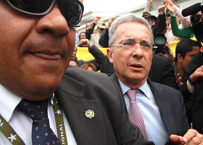 Más escoltas para el expresidente Uribe