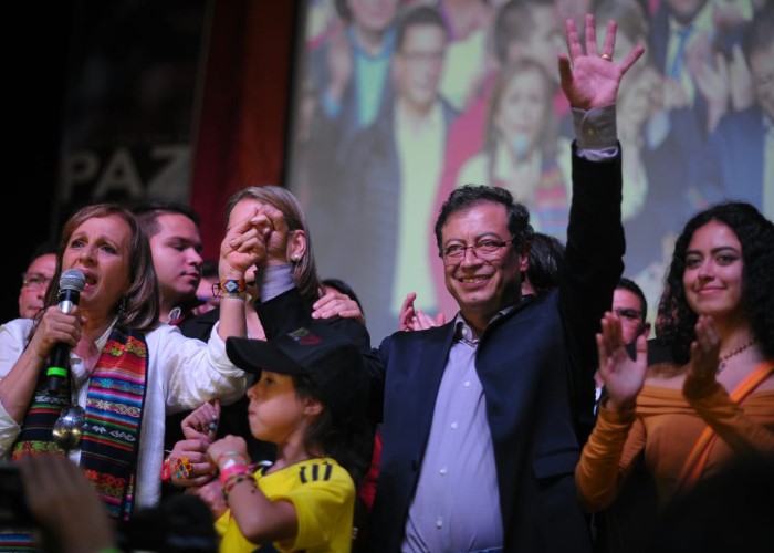 Como un rockstar, Petro celebró estar en la segunda vuelta presidencial