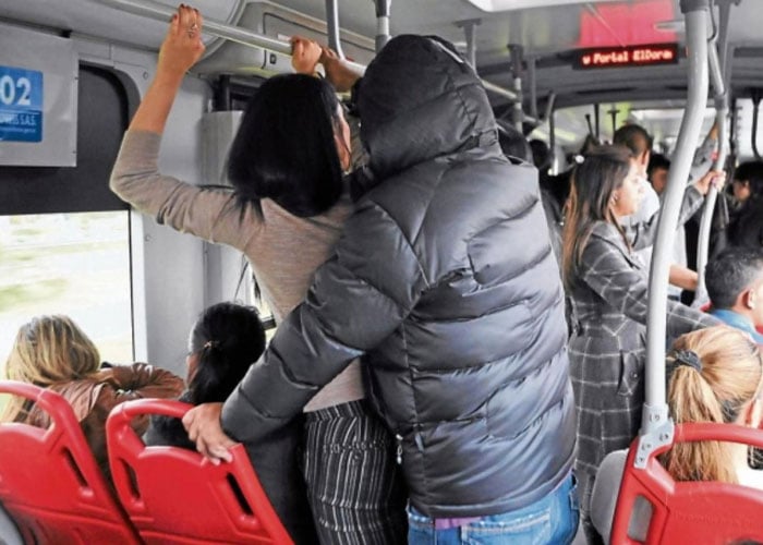 Entre la multitud y el acoso: ser mujer en TransMilenio