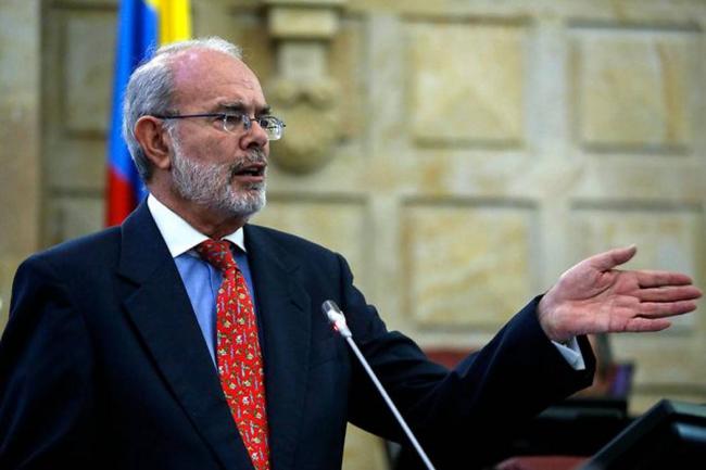 Embajador anfitrión en Rusia con las maletas listas