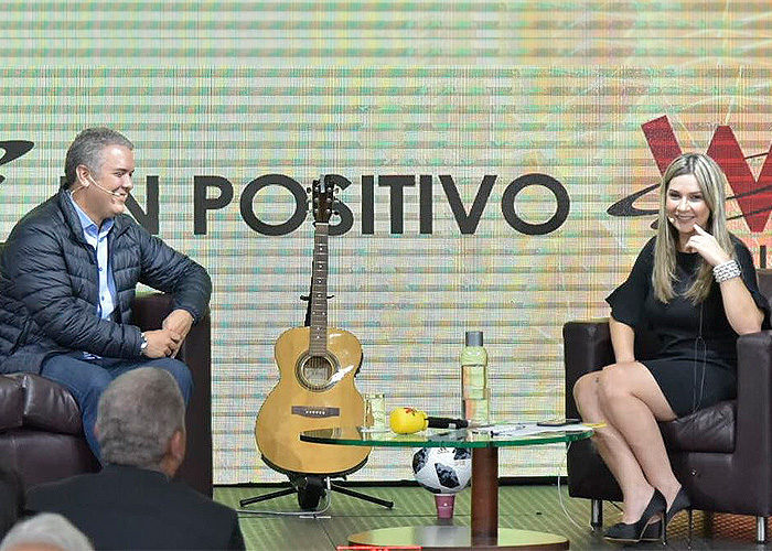 Duque con Vicky Dávila: un candidato extenuado que quiere más bien cantar
