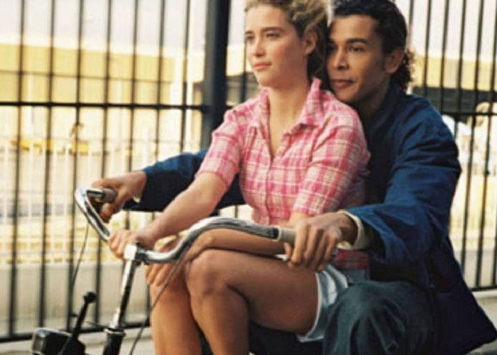 La inocencia que arde entre sus piernas