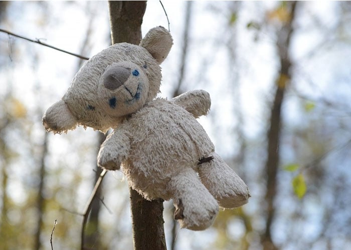 Inocencia y juguetes, entre balas y muerte