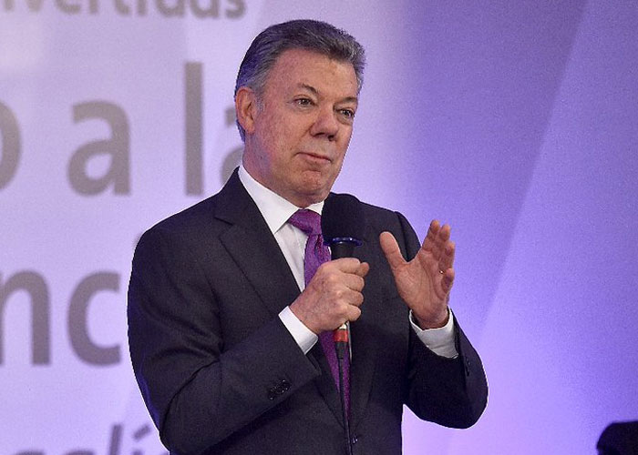 Santos tira la piedra y esconde la mano