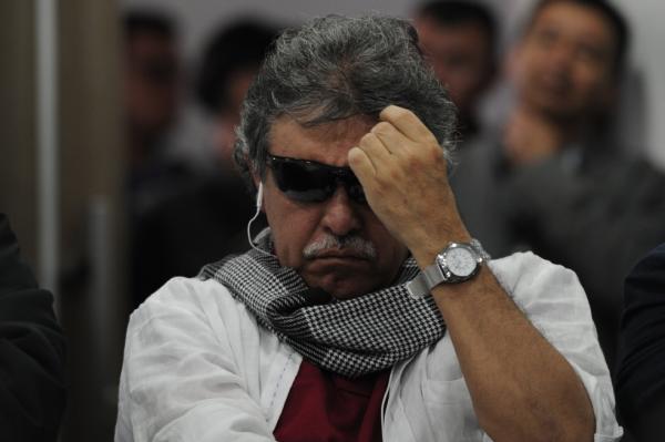 El cura que cuidaba a Santrich ganó el pulso y MinJusticia cedió