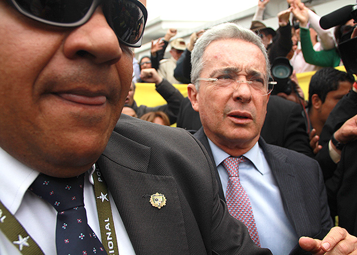 Uribe continúa hipnotizando al país