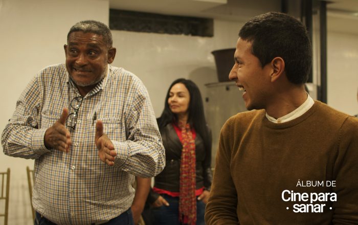 Sergio, nuestro productor, no pudo aguantar la risa cuando en medio de una actividad inesperadamente una líder social lo cargó y lo cambió de lugar. (Bogotá, Cundinamarca)