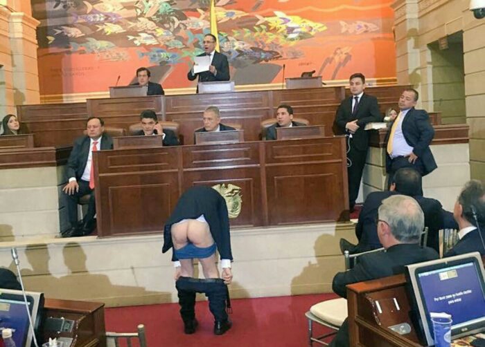 Mockus y su patada en el trasero a la mala educación de los congresistas