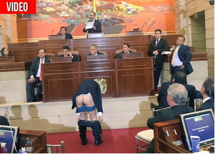 VIDEO: Antanas Mockus le mostró el trasero a sus colegas en el Senado