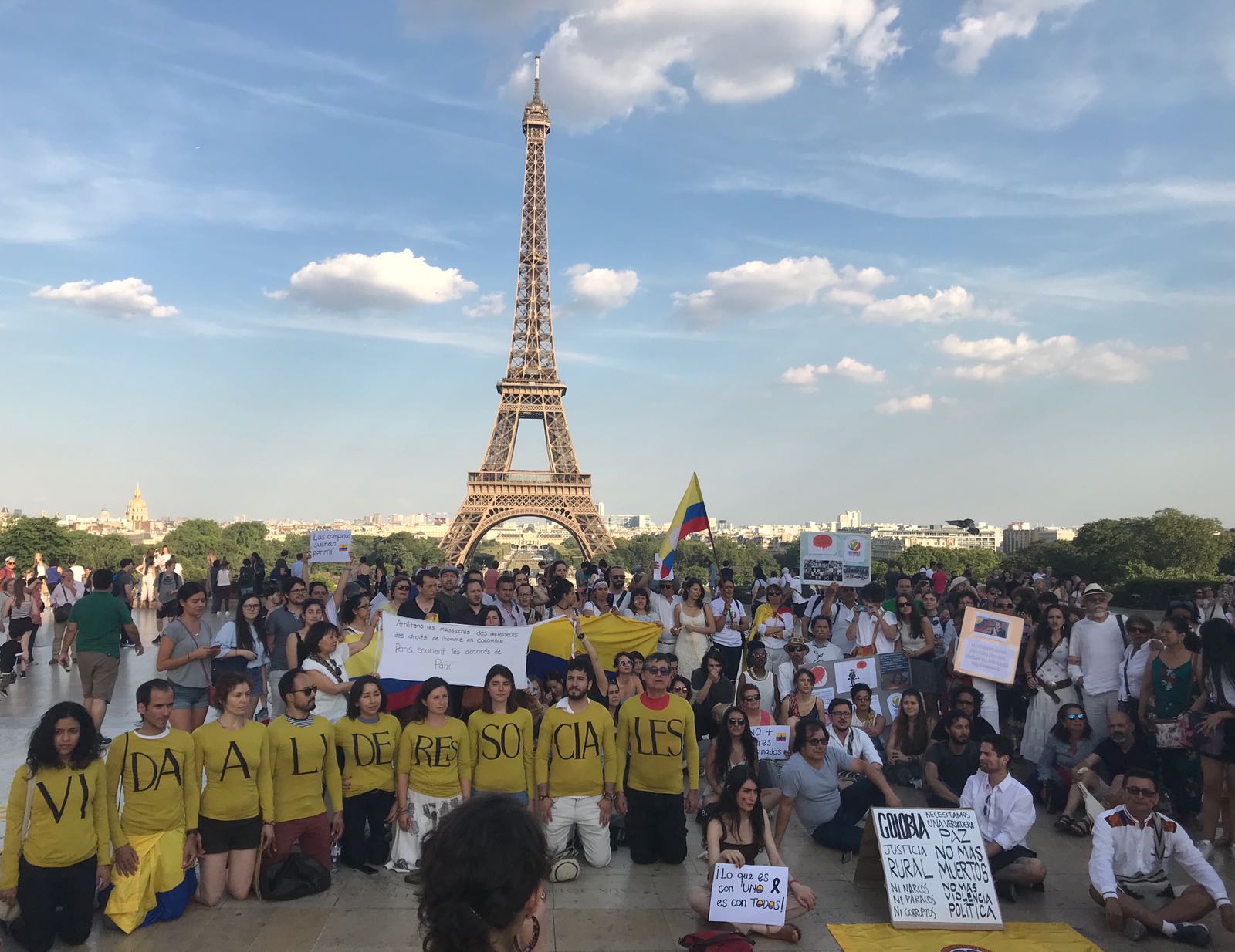Póngase la camiseta amarilla es la iniciativa parisina para denunciar el asesinato de líderes populares y de oposición.