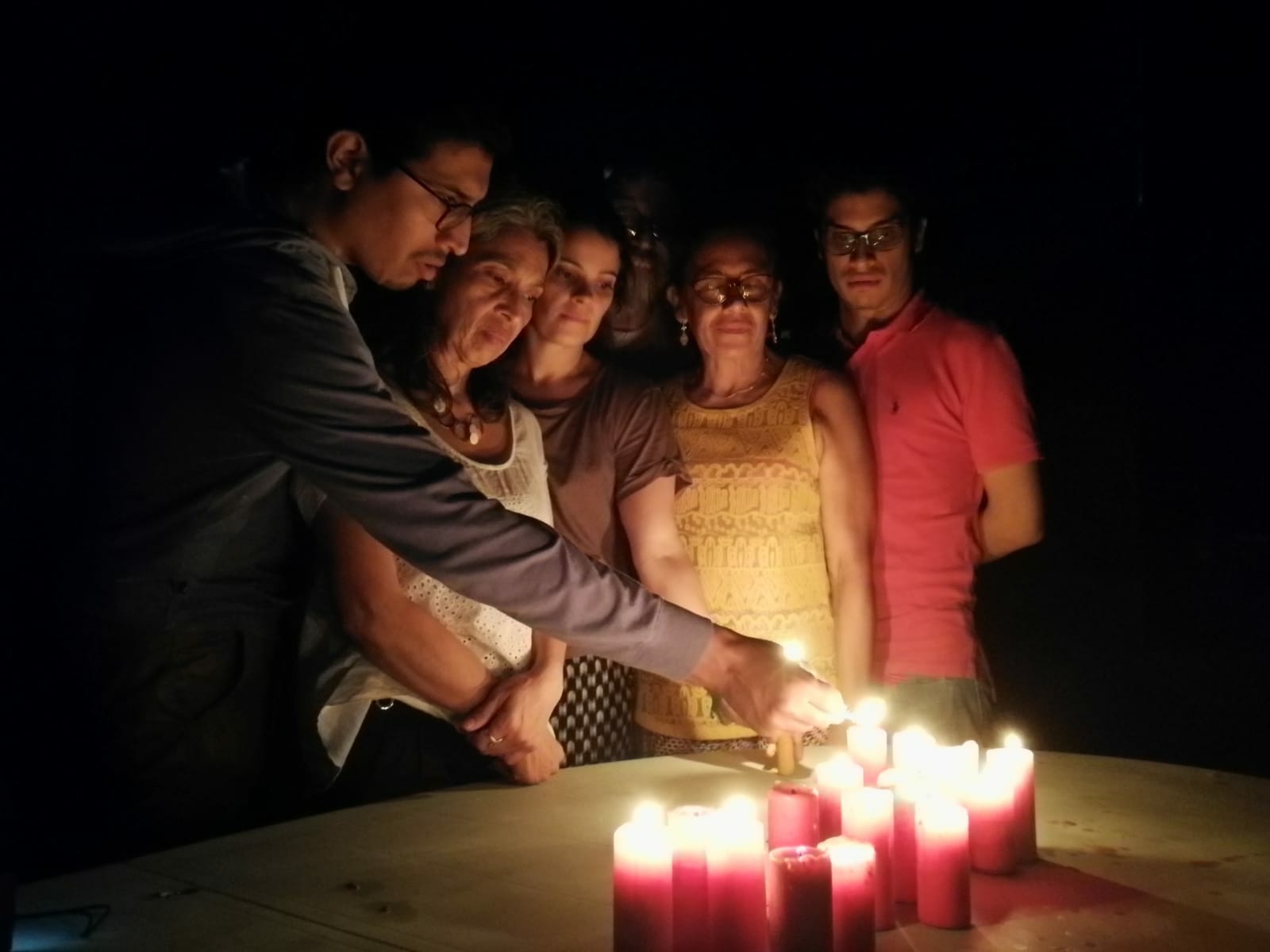 En la intimidad de los hogares de familias obligadas al exilio.