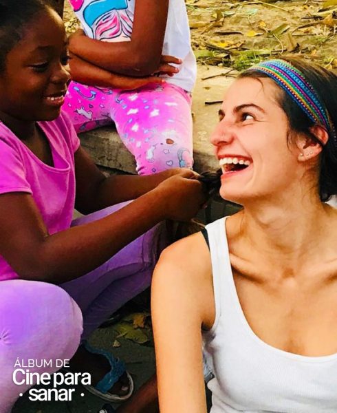 Un grupo de niños decidieron hacerle un cambio de look a Laura, nuestra jefe de comunicaciones ¡e inauguraron la primera peluquería al aire libre en Guachené!