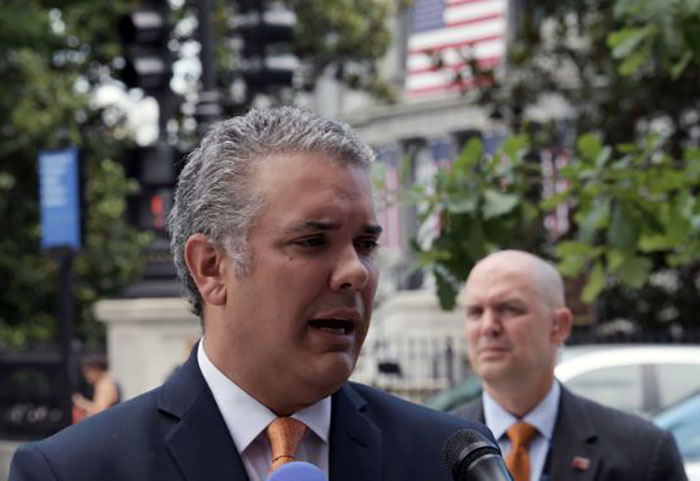 Por el ojo de la chapa