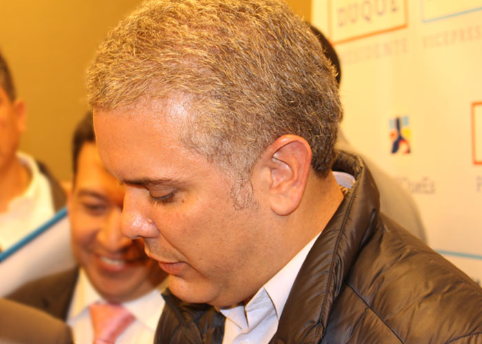 Las apariencias de Duque engañan: un joven, una mujer y un gay