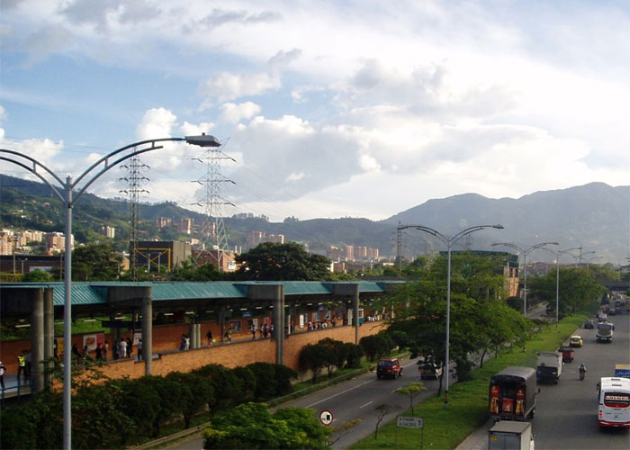 Ochocientos treinta mil pesos por subir las escaleras del metro en contravía