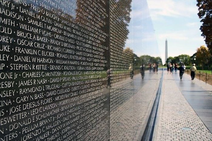 Una gran lápida negra