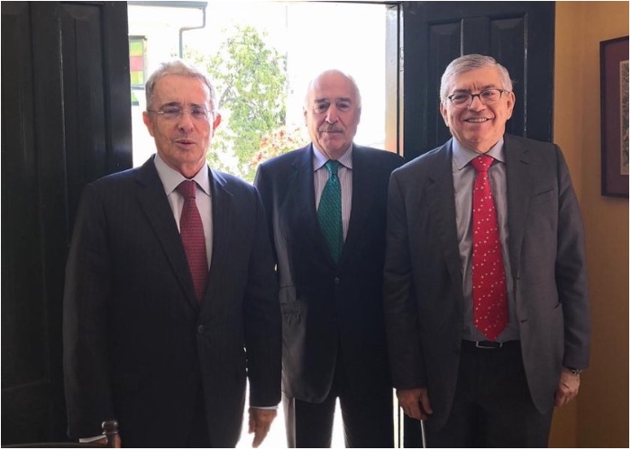 Tres expresidentes poniendo contralor