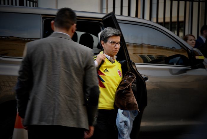 La exsenadora Claudia López llegó muy puntual a la cita que estaba programada para las 6 de la tarde.