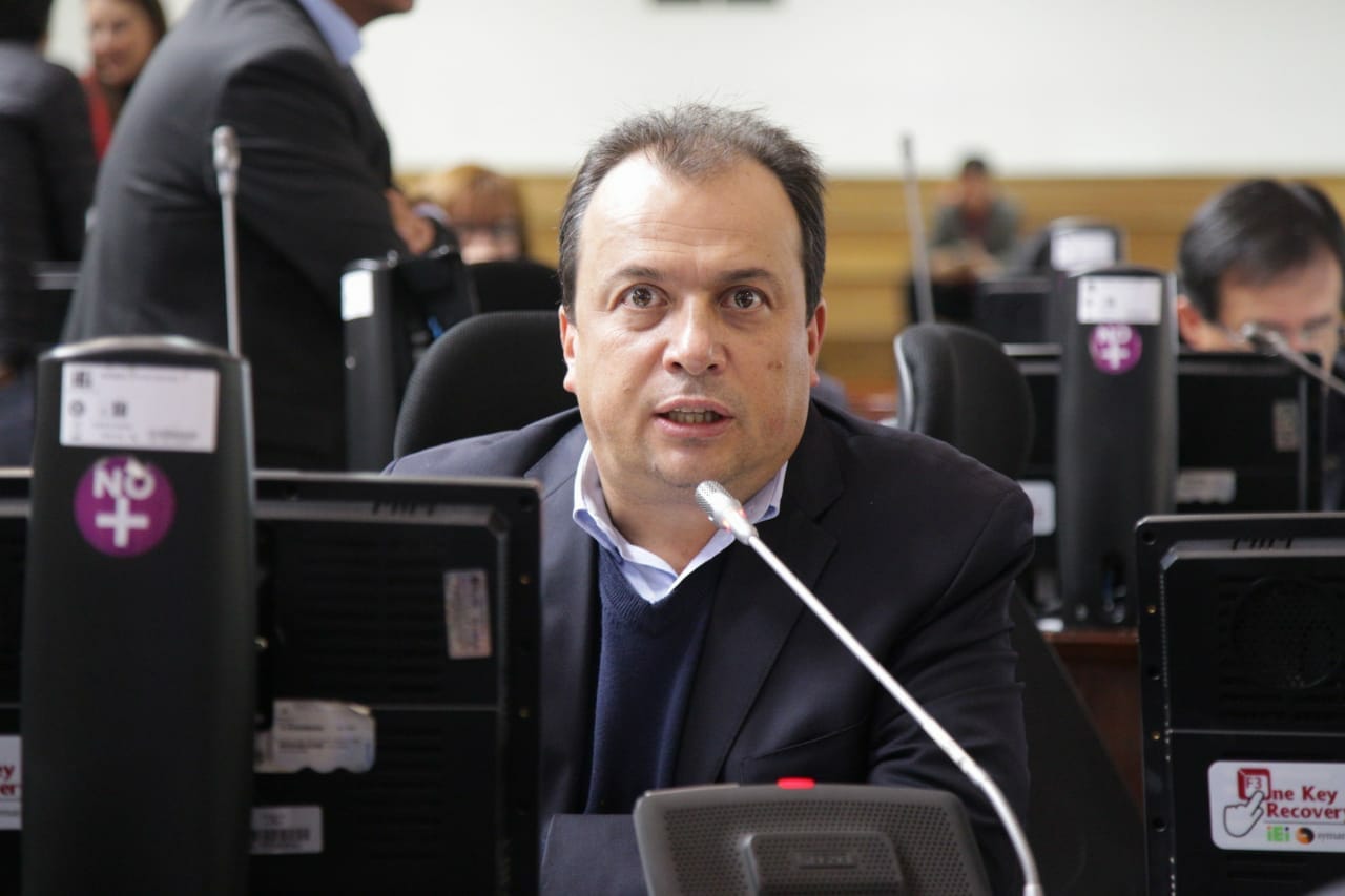 Distrito selecciona a dedo contratista para proyecto Navidad 2018