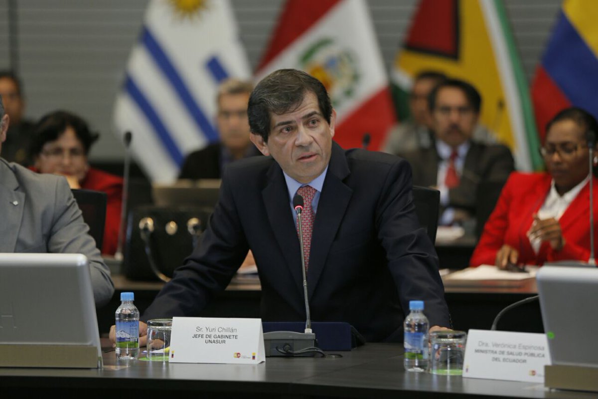 Yury Chillan con las maletas de regreso de Unasur