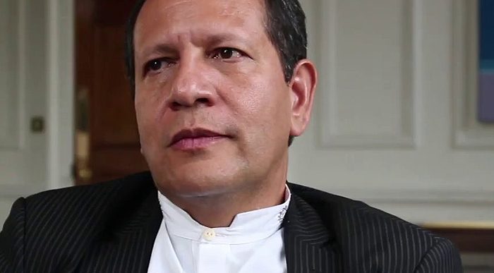  - Luis Guillermo Pérez, abogado del colectivo José Alvear Restrepo, llega al CNE