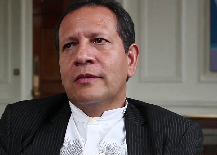 Luis Guillermo Pérez, abogado del colectivo José Alvear Restrepo, llega al CNE